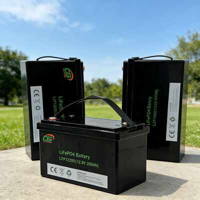 Batteria LiFePO4 ad alta capacità 12.8v 25.6v 200ah 8000 vita di ciclo con BMS intelligente per lo stoccaggio solare / barca / RV